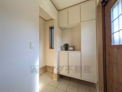 玄関にはシューズクローク付き。ご家族全員分の靴からベビーカーやゴルフバッグなどもしっかり収納できます＾＾