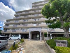 エントランスの自動ドアと出入り口に段差のないバリアフリー対応です。きれいに保たれたエントランスが安らぎに満ちた暮らしへ誘います。