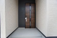 家の顔となる玄関扉がかっこいいと、たくさんの人を招き入れたくなりますね＾＾奥まって設置されており、雨にも濡れにくくなっています。