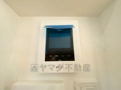 防犯はもちろん、セールスマン対策にもなるモニター付きインターホンです。 来訪者の顔が見えるので安心ですね＾＾