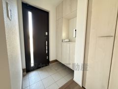 採光も考えられた明るい玄関です。たっぷり収納できるシューズボックス付きなので、家族全員の靴がきれいに整頓できます。