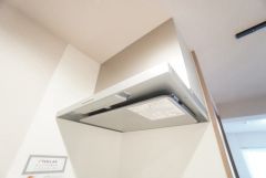 お手入れが簡単なスリム型レンジフードです。調理により発生する油煙や臭いを吸い込み、屋外へ排気してくれます。
