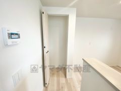 キッチン後方に広々としたパントリー付き＾＾洗面室にも近く、食料品の保管だけでなく日用品などの収納にも＾＾