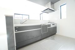 対面式キッチンなのでリビングにいるご家族とコミュニケーションを取りながら洗い物や、お料理が楽しめそうですね＾＾