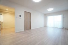 大きな窓のあるリビングは、陽光あふれる明るい空間です。居心地良く、ご家族皆がゆったり寛げる憩いの空間となりそうです。