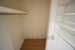 家の中心にファミリークローク完備。ご家族の衣類や荷物をまとめて収納できます＾＾適切な場所に配置することで生活動線を短くし、家事効率も高まりますね＾＾ 