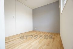 木の温もりがやさしいフローリングとアクセントクロスで住む人のこだわりを活かす洋室＾＾クローゼットもあり荷物もすっきり片付けられ、ゆとりのある暮らしが出来ます＾＾