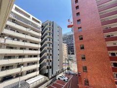 上空が大きく開けているため、青空がしっかりと見えます。建物間の隙間や上部から自然光が差し込みます＾＾
