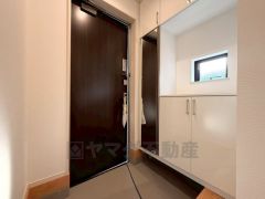 採光も考えられた明るい玄関です。たっぷり収納できるシューズボックス付きなので、家族全員の靴がきれいに整頓できます。