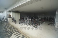 駐輪場スペース付き。 移動や買い物時に自転車の出し入れが便利で、防犯性も高く、雨風から守られます＾＾