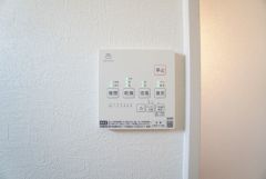 浴室暖房乾燥機には、暖房、乾燥、涼風、換気の4つの機能が付いています。タイマー付きです。換気・雨の日の洗濯も安心です＾＾