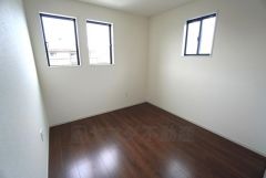 2面採光を確保した明るい室内は、風通しも良く、大変居心地の良い空間となっております。日当たりがよく、子供部屋としての利用もおすすめ。