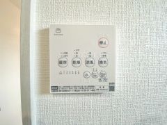 浴室暖房乾燥機には、暖房、乾燥、涼風、換気の4つの機能が付いています。タイマー付きです。換気・雨の日の洗濯も安心です＾＾