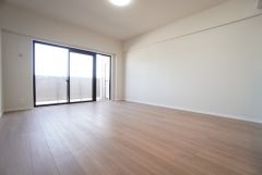大きな掃き出し窓のあるリビングは、陽光あふれる明るい空間です。ゆったりと寛げる憩いの場となりそうです。