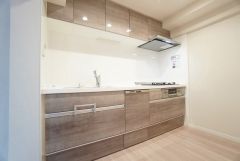 部屋の端に位置する壁付けキッチンは、デッドスペースができにくく、リビング・ダイニングを無駄なく広く活用できます。