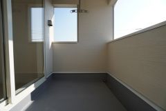 幅広のインナーバルコニーは多少の雨でも洗濯物を守ってくれ、家事を助けてくれること間違いなし。眩しすぎる日差しも和らげます。