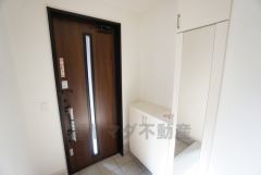 玄関扉にスリットのある明るい玄関です＾＾シューズボックス付きなので、家族全員の靴がきれいに整頓できます。姿見付きなのでお出かけ前の身だしなみチェックに便利＾＾ 