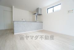 窓から光が差し込む明るいダイニングです＾＾