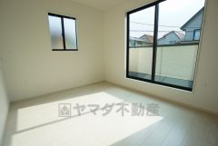 主寝室としても利用できる8.5帖の洋室は南側にバルコニーがあり、日当たり良好です。 温かい光の差し込むゆとりのある居室をぜひ現地にてご確認くださいませ。