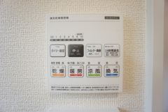 浴室暖房乾燥機には、暖房、乾燥、涼風、換気の4つの機能が付いています。タイマー付きです。換気・雨の日の洗濯も安心です＾＾