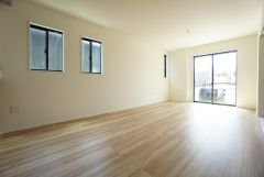 大きな窓のあるリビングは、陽光あふれる明るい空間です。居心地良く、ご家族皆がゆったり寛げる憩いの空間となりそうです。