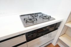 3種類の料理が同時に調理できる、3口ガスコンロ。忙しい夕食の支度時間が短縮できて効率よくお料理が楽しめます。