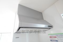 コンロ上には換気扇完備＾＾すぐ横に小窓が設けられているので、換気扇と合わせてWで換気できます＾＾