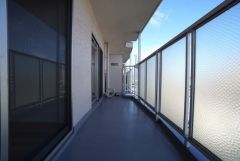 広々としたバルコニー。南向きで陽当たり良好です。 お洗濯はもちろん、日光浴スペースにも＾＾ 天気のいい日にはお布団もまとめて干せそうですね＾＾ 