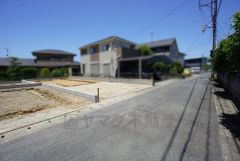 前面道路は南東側約4.9ｍの公道に面しています。