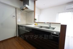 対面式キッチンなのでリビングにいるご家族とコミュニケーションを取りながら洗い物や、お料理が楽しめそうですね＾＾ 