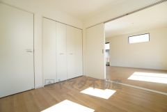 4.5帖洋室。リビング横の洋室なので、客間としてはもちろん、お子様のお昼寝スペースや書斎としても活躍してくれそうです＾＾