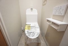 ウォシュレット、暖房便座、節電・節水機能など、使い勝手のよい高機能トイレです。 上部には収納棚が付いています＾＾