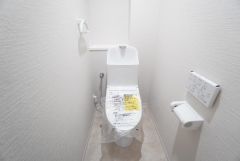 清潔感のある使い勝手の良いトイレで、毎日気持ちよくお使いいただけます。温水洗浄便座付きで、季節を問わず快適にご利用いただけます＾＾