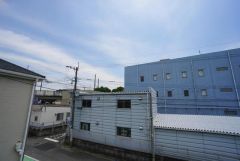 2階バルコニーからの眺望です。前面に遮るものがなく景色を一望できます。日当たりも良好。お洗濯物が良く乾きます。