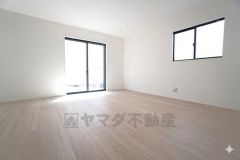 大きな掃き出し窓のあるリビングは、陽光あふれる明るい空間です。ゆったりと寛げる憩いの場となりそうです。