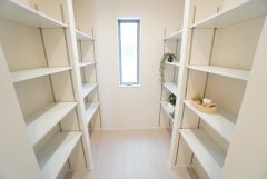 まとめ買いしてもこの収納量なら心配要らずのパントリー。調理家電や食品のストックをすっきりまとめられ、キッチン周りを広々使えます。