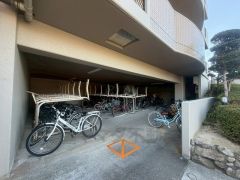 屋根付き駐輪場完備。清掃と管理により、常に清潔で安全な環境を維持しています。防犯カメラがあるので自転車の盗難リスクを大幅に軽減。