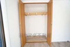 洋室にはハンガーパイプ付きのクローゼットが設けられています。たっぷり収納できるので衣替えの心配もいりませんね＾＾ 