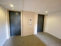 エレベーター完備で、上階への移動もスムーズ。重たい荷物がある日やお買い物帰りでも負担が少なく、毎日の暮らしを快適にサポートしてくれます。