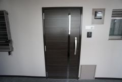 質感、使いやすさ、安全性、断熱性能を併せ持った玄関ドアです。