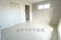 主寝室としてお使いいただけそうなこちらのお部屋は、日当たりが良く、爽やかな風を感じて起きる朝は、快適生活の始まりに＾＾