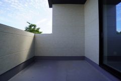 広々としたバルコニー。南向きで陽当たり良好です＾＾ お洗濯はもちろん、日光浴スペースにも＾＾ 天気のいい日にはお布団もまとめて干せそうですね＾＾