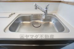 大きなお鍋も楽々洗える幅の広いシンクです＾＾ステンレスシンクなので簡単にお掃除できますよ。洗剤やスポンジもすっきりできる収納付き。