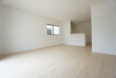 リビングは広々とした設計で、家族が集い、寛ぐ暮らしの空間を演出しています。思い思いの時間を過ごしたり、家族みんなで食事をしたり、素敵な団らんの場になりますね。