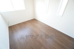 6帖の洋室。木の温もりがやさしいフローリングとシンプルなクロスです＾＾2面採光で明るく子供部屋にもおすすめです＾＾風通しも良いです。