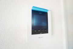 防犯性、セキュリティ対策に安心できるテレビモニター付きインターフォンです。セールスマン対策にもなり安心できます。