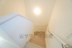 お子様も高齢の方も安心して上り下りができる手摺がついた安心設計です。