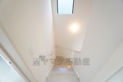 お子様も高齢の方も安心して上り下りができる手摺がついた安心設計です。 階段には小窓を配置しました。日中でも暗くなりがちな階段下が明るくなり安全ですね。