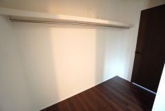 洗面脱衣室横には広々ファミリークローク完備＾＾ご家族の衣類や荷物をまとめて収納できます＾＾適切な場所に配置することで生活動線を短くし、家事効率も高まりますね＾＾