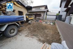 片縄小学校まで徒歩3分。スーパーやコンビニなども近く周辺環境充実。快適でゆとりのある生活空間で新生活を始めましょう^^